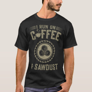Holzbearbeitung ich laufe auf Kaffee und Sägemehl  T-Shirt