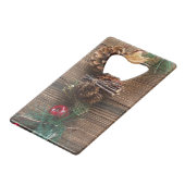 Holzboden mit Kiefernzapfen Geldbeutel Flaschenöffner (Vorderseite Schrägansicht)