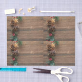 Holzboden mit Kiefernzapfen Seidenpapier (Handwerk)