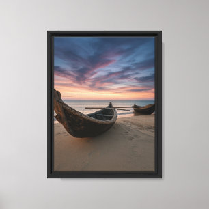 Holzboote am Strand bei Sunset Sky Leinwanddruck