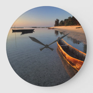 Holzboote am Tondooni-Strand Große Wanduhr
