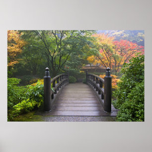 Holzbrücke im japanischen Gartenposter Poster