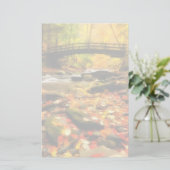 Holzbrücke und Bach im Herbst Briefpapier (Stehend Vorderseite)