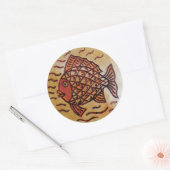 Holzdekoration mit Fisch. Runder Aufkleber (Umschlag)