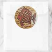 Holzdekoration mit Fisch. Runder Aufkleber (Tasche)