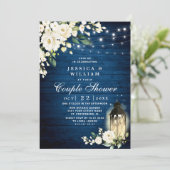 Holzdusche mit weißer Rose Laterne Einladung (Stehend Vorderseite)