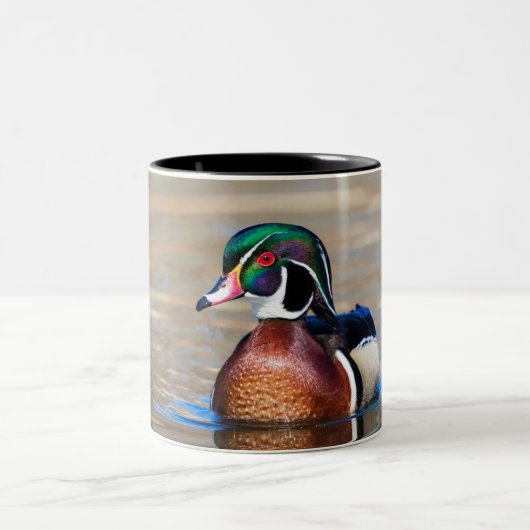 Holzente in einem Teich Zweifarbige Tasse (Mittel)