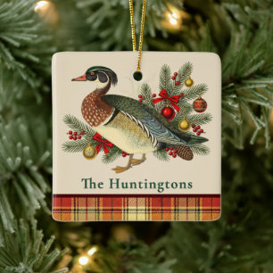 Holzente und festliche Weihnachtsgrün und Karo Keramikornament