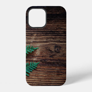 Hölzer mit kleinem Farngras aus Pflanze iPhone 12 Hülle