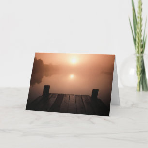 Hölzerne Anlegestelle auf See an Sonnenuntergang Karte