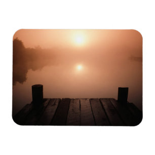 Hölzerne Anlegestelle auf See an Sonnenuntergang   Magnet