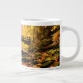 Hölzerne Brücke und Nebenfluss im Fall Jumbo-Tasse (Rechts)