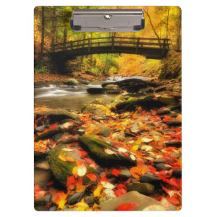 Hölzerne Brücke und Nebenfluss im Fall Klemmbrett