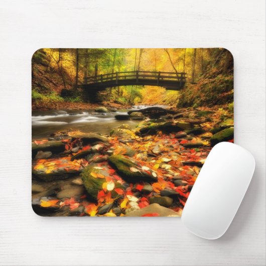 Hölzerne Brücke und Nebenfluss im Fall Mousepad (Mit Mouse)