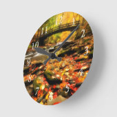 Hölzerne Brücke und Nebenfluss im Fall Runde Wanduhr (Winkel)