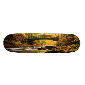 Hölzerne Brücke und Nebenfluss im Fall Skateboard