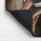 hölzerne Cowboystiefel der Westernlandbraunscheune Mousepad (Ecke)