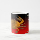 Hölzerne Krabbe personalisierten Krebses durch Kaffeetasse (Mittel)