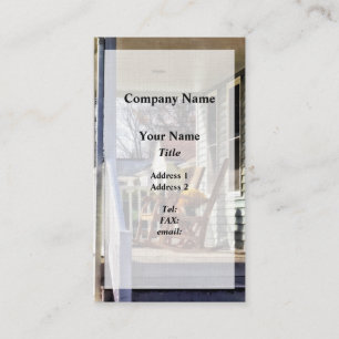 Hölzerne Schaukelstühle auf der Veranda im Herbst Visitenkarte