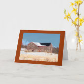 Hölzerne Scheune mit Schnee-und Ernte-Stielen Karte (Gelbe Blume)