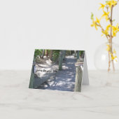 Hölzerner Gehweg auf einer Beileids-Karte Karte (Gelbe Blume)