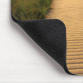 Hölzerner Gehweg zum auf den Strand zu setzen Mousepad (Ecke)