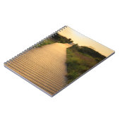 Hölzerner Gehweg zum auf den Strand zu setzen Notizblock (Linke Seite)