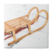 Hölzerner Kinderschlitten im Winterschnee Fliese (Vorderseite)