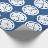 Hölzerner Sauerampfer mit Schwertern im Kreis Geschenkpapier (Ecke)