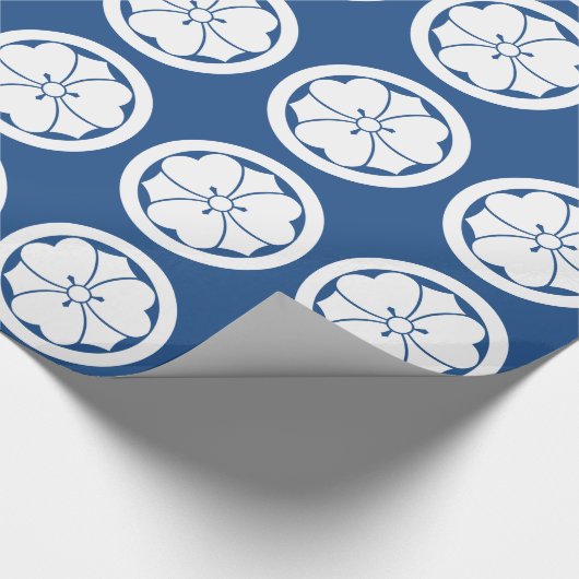 Hölzerner Sauerampfer mit Schwertern im Kreis Geschenkpapier (Ecke)