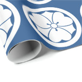 Hölzerner Sauerampfer mit Schwertern im Kreis Geschenkpapier (Rolleneckpunkt)