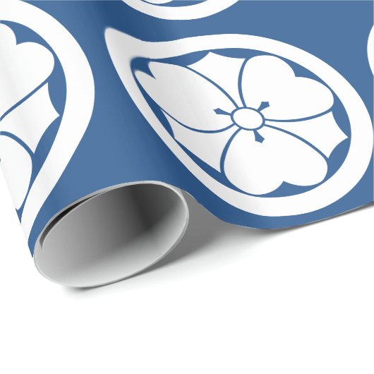 Hölzerner Sauerampfer mit Schwertern im Kreis Geschenkpapier (Rolleneckpunkt)