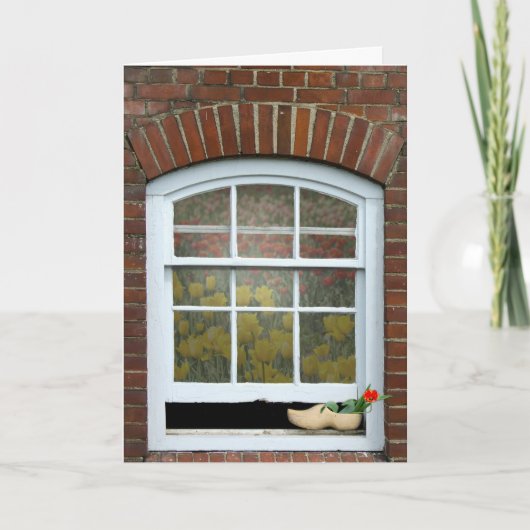 hölzerner Schuh mit Tulpe im Fenster Karte (Vorderseite)