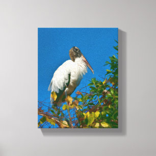 Hölzerner Storch in einem Baum Leinwanddruck