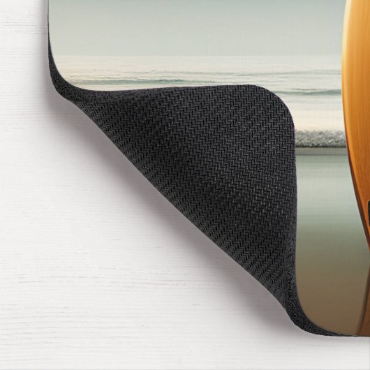 Hölzerner Surfbrett im Nasssand Mousepad (Ecke)