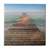 Hölzerner Weg-Weg und Meer im Sommer Fliese (Vorderseite)