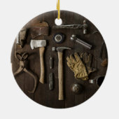 hölzerner Zimmereiheimwerker bearbeitet Sammlung Keramikornament (Hinten)