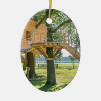 Hölzernes Baumhaus in der Eiche mit Gras Keramik Ornament