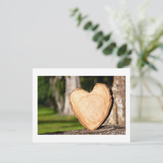 hölzernes Herz Feiertagspostkarte (Stehend Vorderseite)