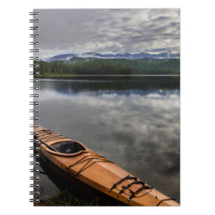 Hölzernes Kayak am Ufer des Beaver Lake Notizblock