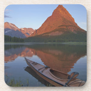 Hölzernes Kayak in Swiftcurrent Lake bei Sonnenauf Untersetzer