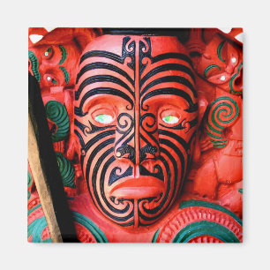 Hölzernes Schnitzen eines Maori- Kriegers, Magnet