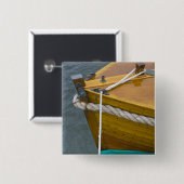 Hölzernes Segelboot im Wasser Button (Vorne & Hinten)