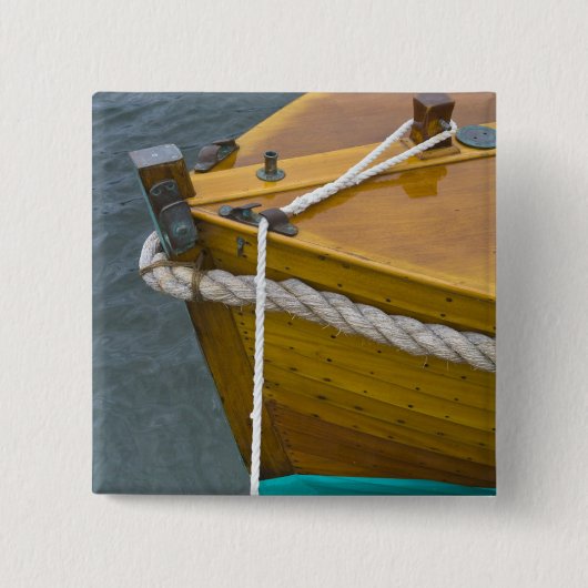 Hölzernes Segelboot im Wasser Button (Vorderseite)