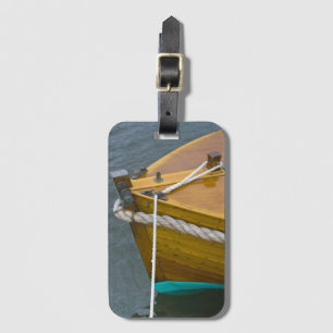 Hölzernes Segelboot im Wasser Gepäckanhänger