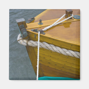 Hölzernes Segelboot im Wasser Magnet