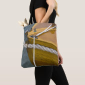 Hölzernes Segelboot im Wasser Tasche (Von Nahem)
