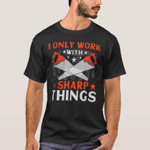 Holzfäller Ich Arbeite Nur Mit Scharfen Dingen Säg T-Shirt