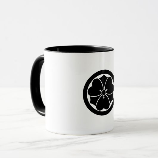 Holzfass mit kreisförmigen Schwertern Tasse (Vorderseite Links)