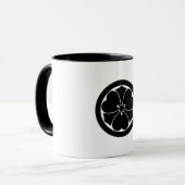 Holzfass mit kreisförmigen Schwertern Tasse (Vorderseite Links)